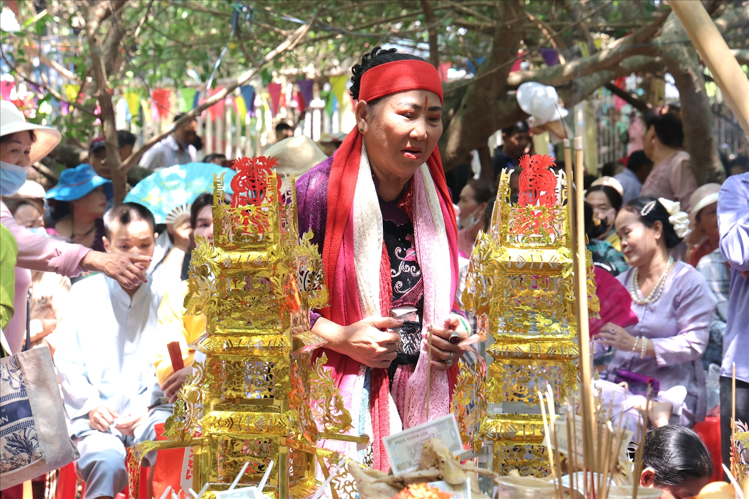 Trong đội biểu diễn sẽ chia nhau hát và múa. Tuỳ lễ hội và địa điểm mà mỗi nơi sẽ có nghi thức và tiết mục khác nhau nhưng tựu trung vẫn là dâng mâm, dâng bông, múa ghế, múa khạp da bò, múa bông huệ, múa xe đạp, múa xoay đĩa, rót rượu bằng đầu… (Ảnh: Trung Phạm)