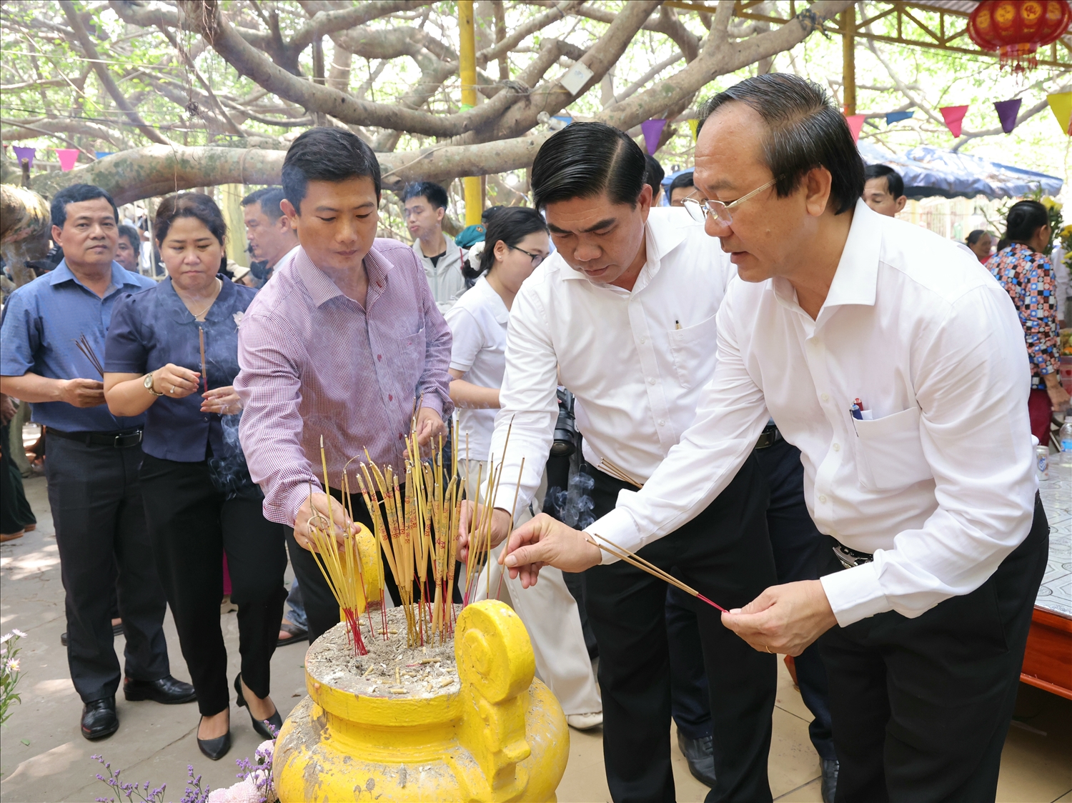 Ông Nguyễn Văn Xô, Trưởng Ban quản lý miếu Bà Thượng Động Cố Hỉ cho biết, năm nay số lượng du khách đến viếng đông hơn, ước trên 5.000 người. Từ 10h, lãnh đạo Đảng uỷ, UBND xã Nhơn Ái sẽ đến thắp hương bàn thờ Bác sau đó ra khu vực miếu Bà làm lễ - lễ chính diễn ra lúc 11h. (Ảnh: Trung Phạm)