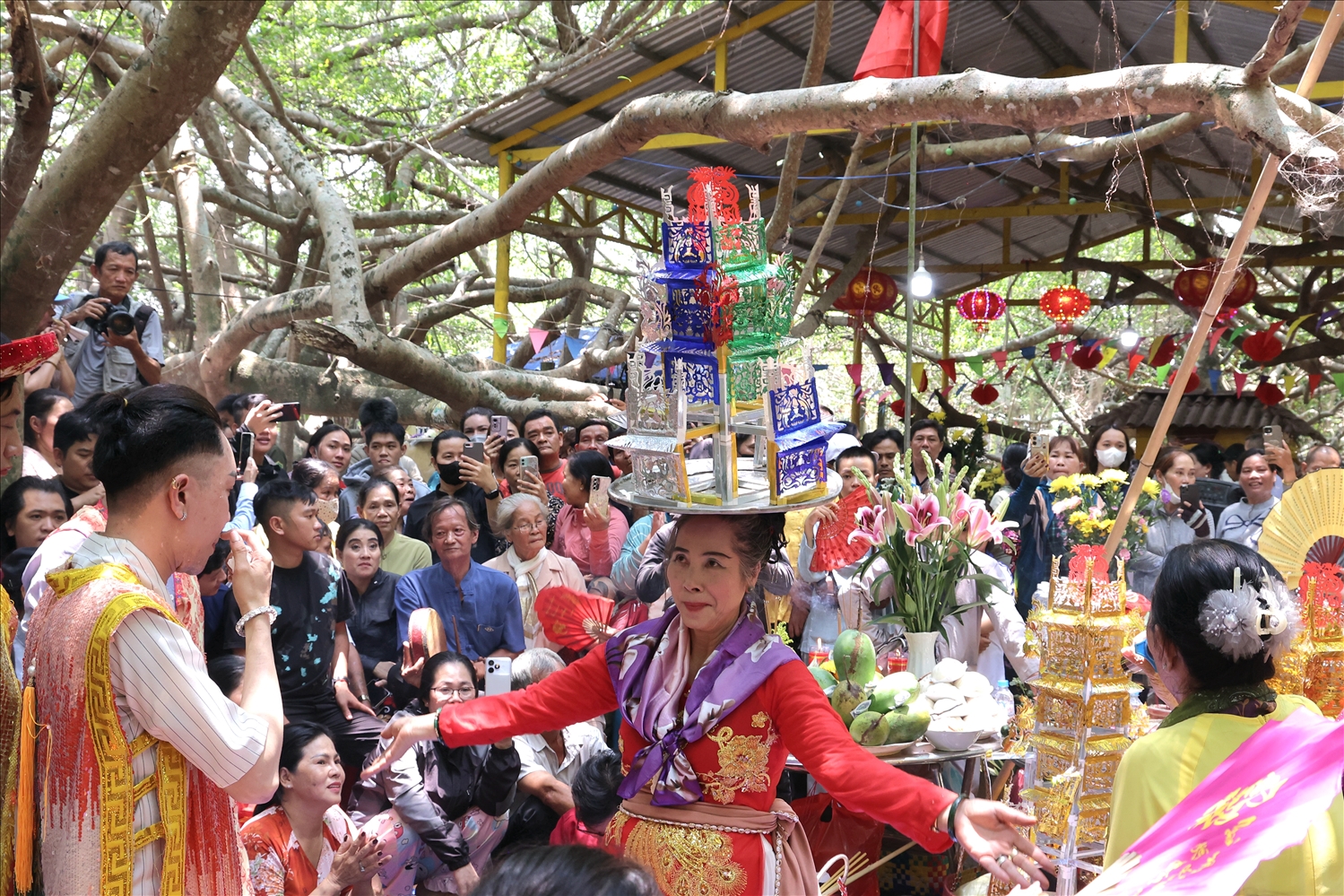 Người biểu diễn múa bóng rỗi không phân biệt độ tuổi, giới tính. Người múa phải có vũ đạo đẹp, hóa trang bắt mắt; họ vừa múa vừa đọc những bài vè nói về đất nước, tổ tiên, tục lệ người xưa, tình yêu thương con người, sự hiếu thảo trong gia đình hoặc gốc tích các đền... Dịp vía Bà Thượng Động Cố Hỉ, các nghệ nhân sẽ hát những bài vè về Bà cũng như lời cầu chúc may mắn, bình an cho mọi người. (Ảnh: Trung Phạm)