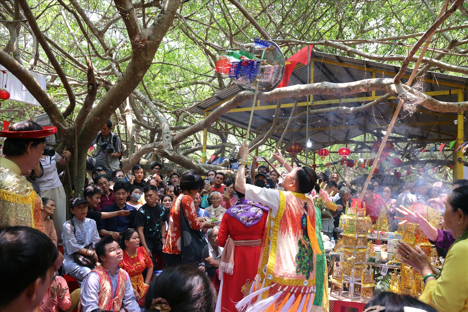 Múa bóng rỗi là loại hình nghệ thuật diễn xướng dân gian đặc trưng tại Nam Bộ, hình thành hơn 300 năm, thường diễn ra trong các dịp lễ Kỳ yên, lễ vía Bà ở đền, miếu. Đây là sự kết hợp độc đáo giữa hát rỗi (tụng ca) và múa bóng (múa tạp kỹ, xiếc) do các nghệ nhân (bóng) biểu diễn để cúng tạ thần linh, cầu may mắn, ấm no. (Ảnh: Trung Phạm)