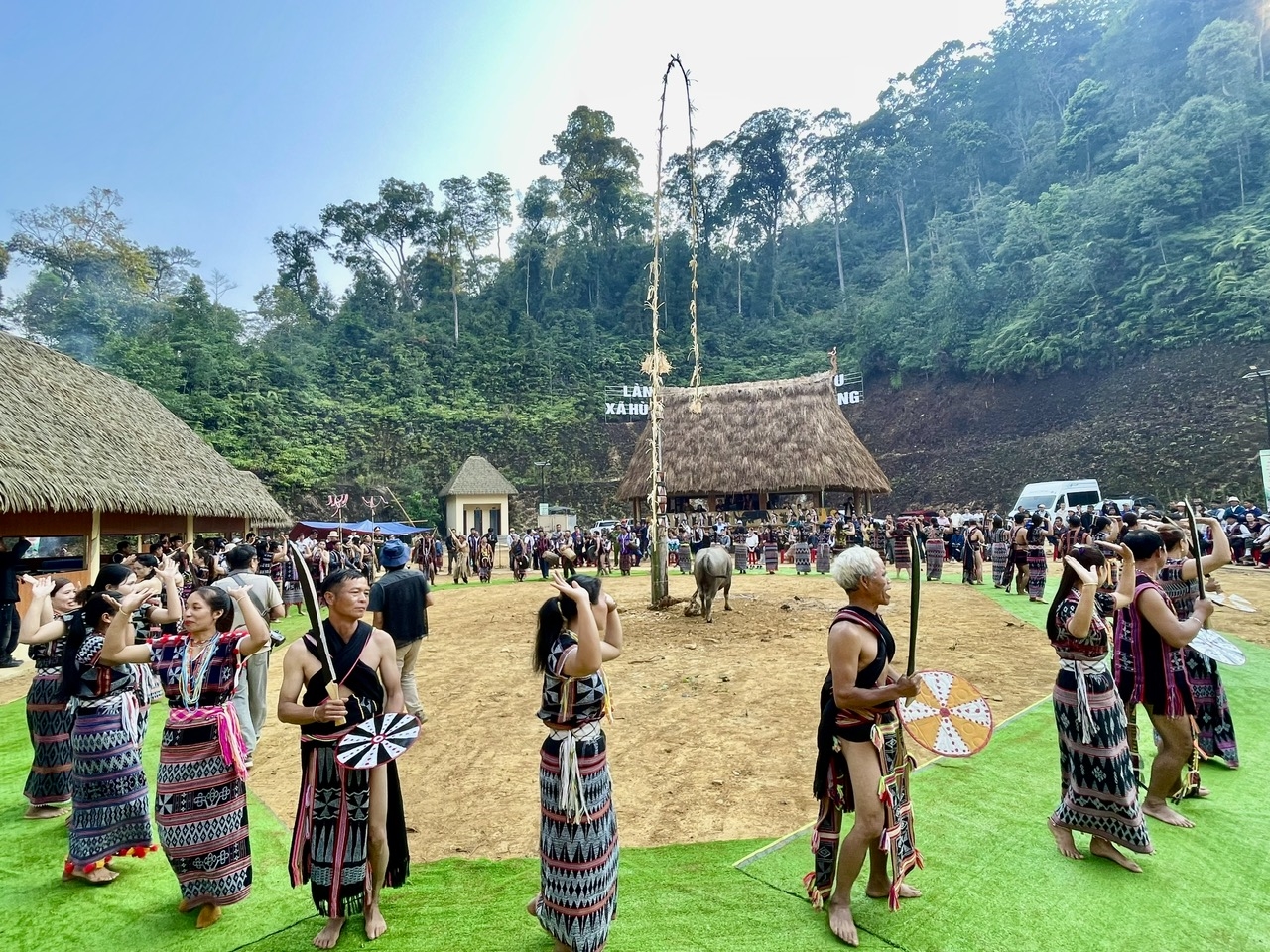 Vũ điệu tân tung da dá trong lễ tạ ơn rừng của đồng bào Cơ Tu. (Ảnh HT)