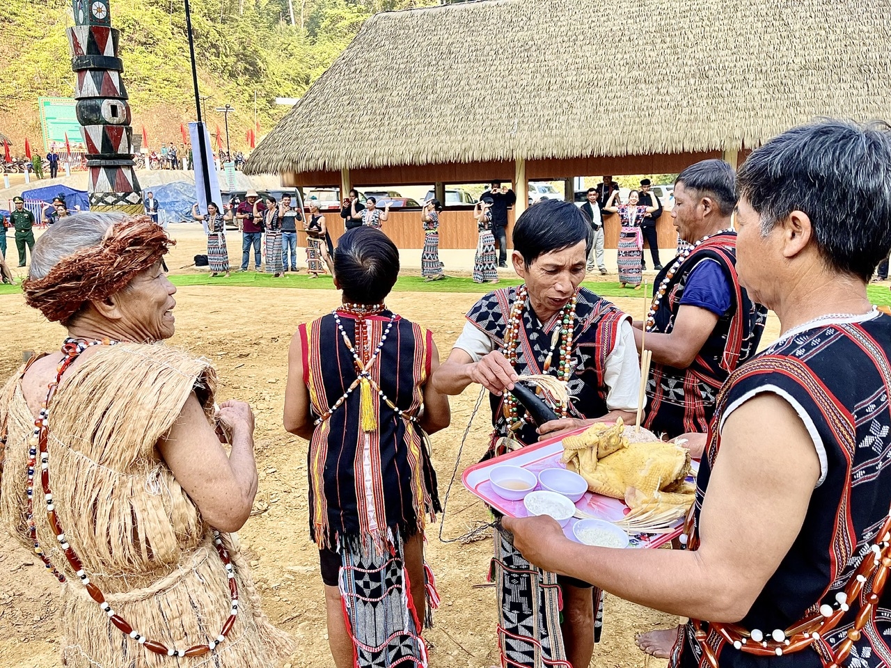 Các già làng thực hiện nghi thức trong lễ tạ ơn rừng. (Ảnh HT)
