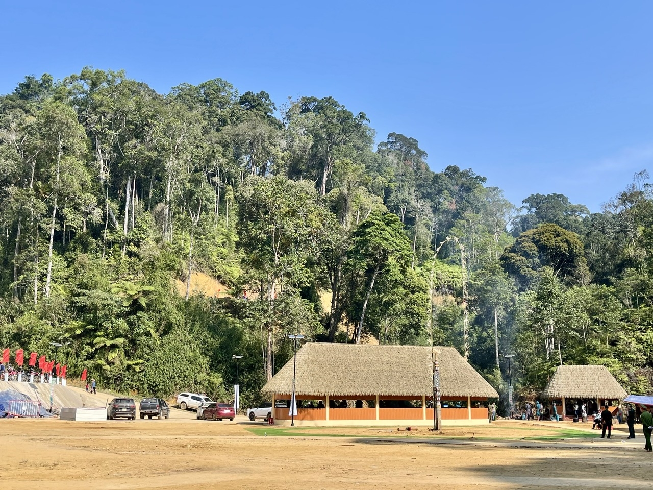 Những mái nhà gươl được dựng dưới chân rừng pơ mu nhằm phát triển du lịch. (Ảnh HT)