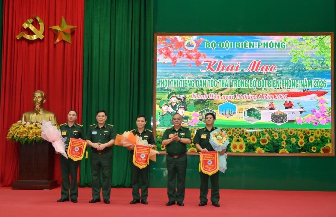 Ban tổ chức tặng hoa, cờ lưu niệm cho các đơn vị tham gia hội thi. Ảnh: Viết Lam