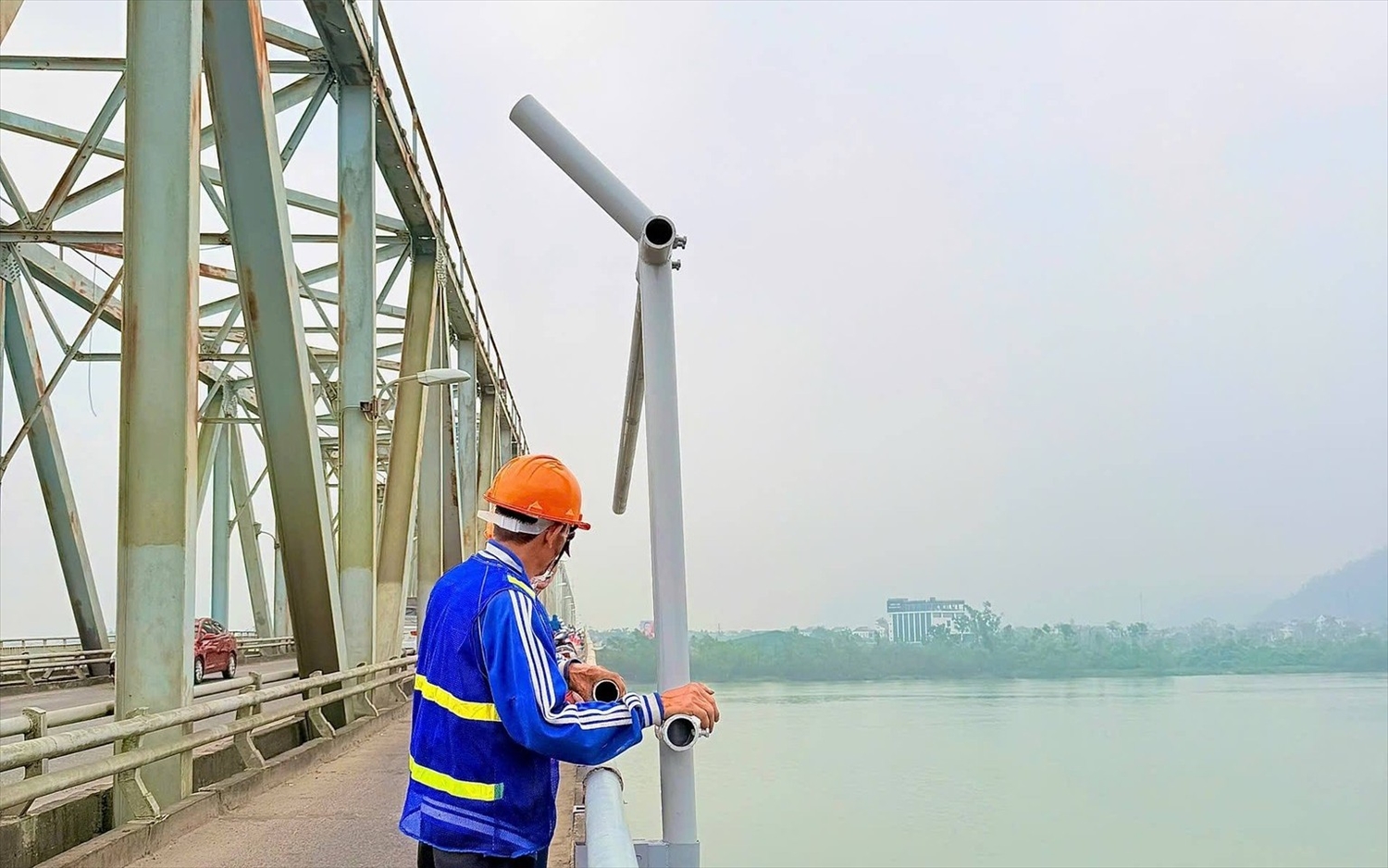 Lan can cầu Bến Thủy 1 đang được các công nhân khẩn trương lắp đặt. 