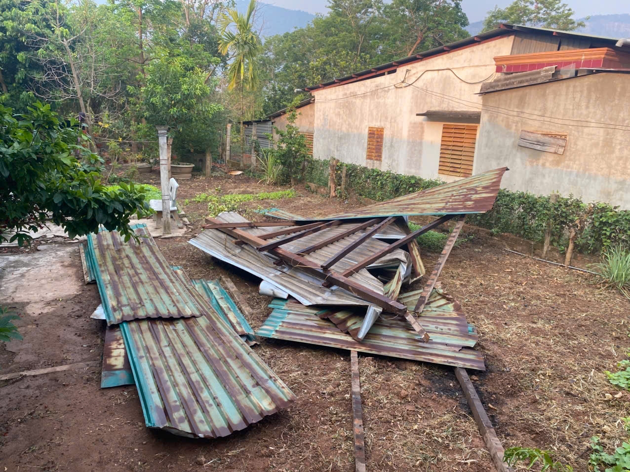 Lốc xoáy gió lớn đã đẩy mái tôn bay xa (Ảnh: CSCC)