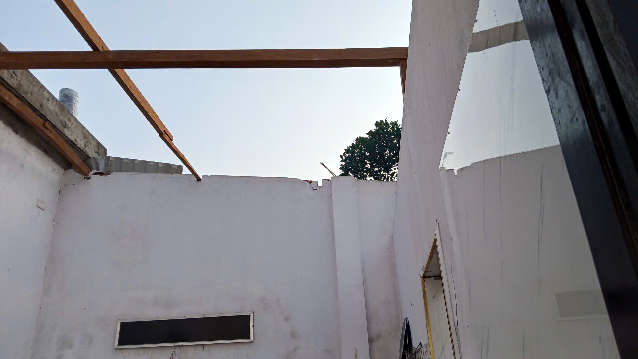 Có nhiều căn nhà bị tốc mái hoàn toàn (Ảnh: CSCC)