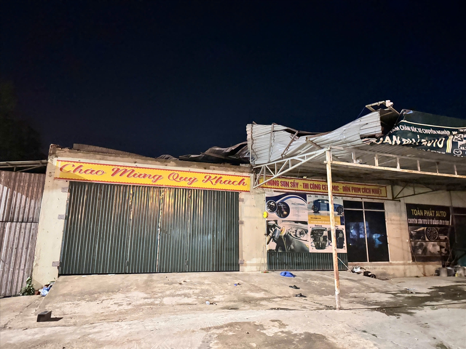 Có 4 quán hàng, nhà kho của các hộ khác ở Lao Bảo bị tốc mái (Ảnh: CSCC)