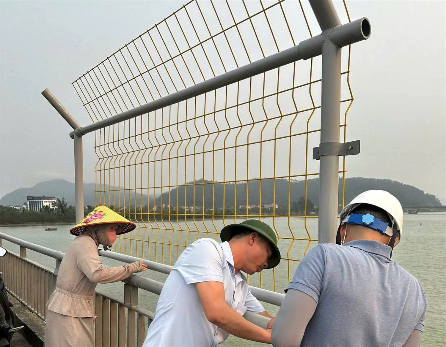 Hệ thống lưới chắn an toàn được lắp đặt có chiều cao khoảng 3m