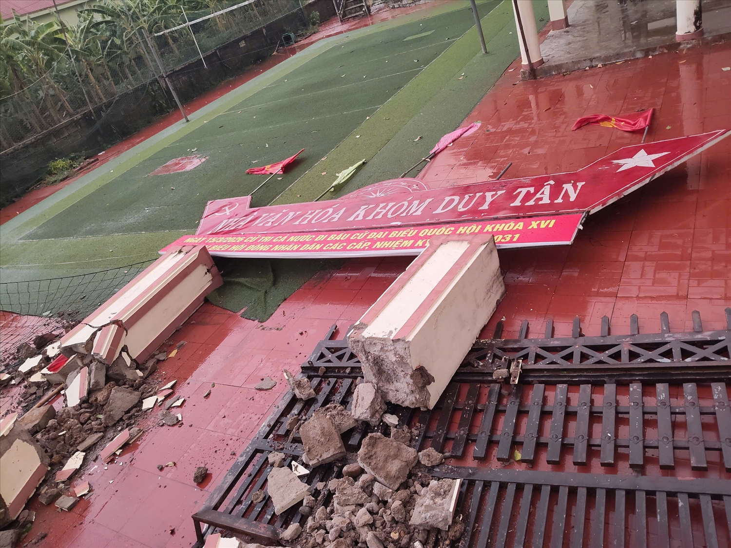 Cổng nhà văn hóa thôn Duy Tân bị đổ sập (Ảnh: CSCC)