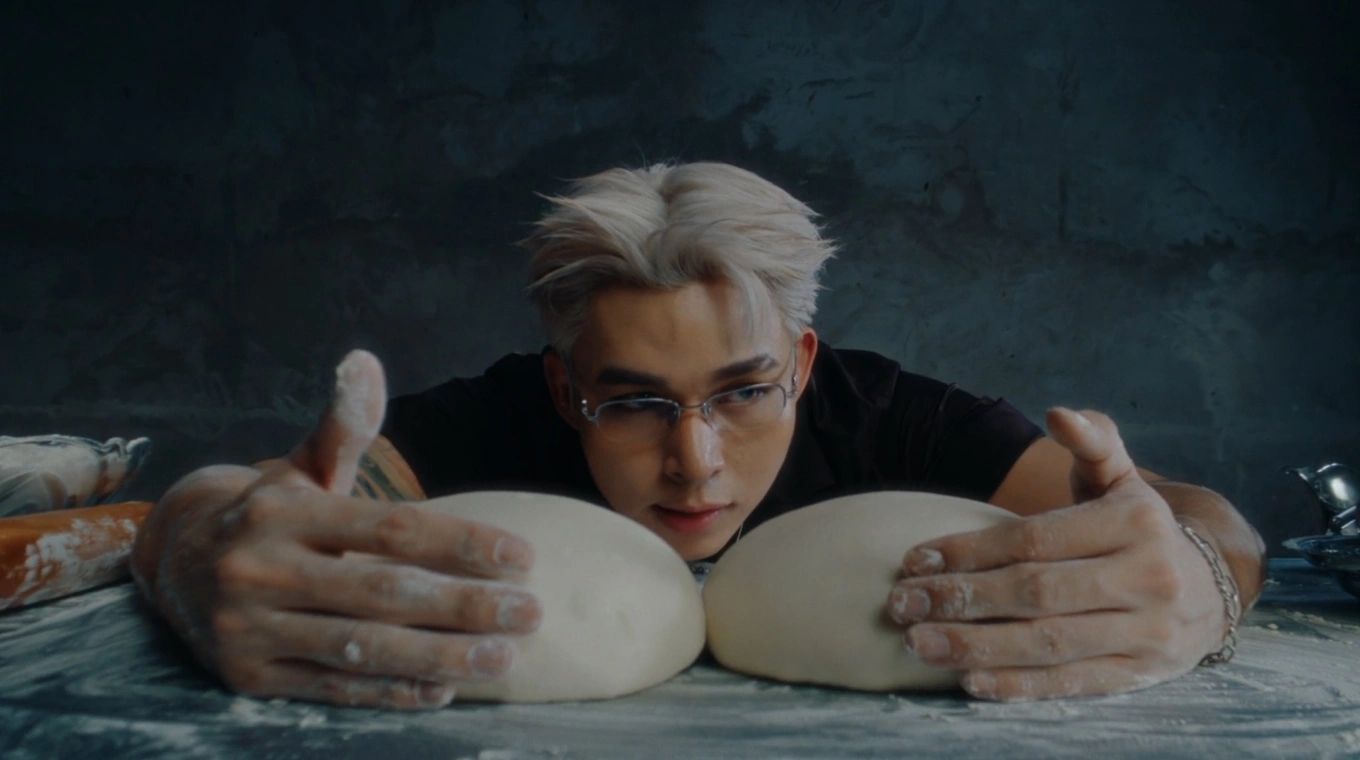 Một cảnh quay trong video ca nhạc Truth or Dare của Jun Phạm được cho là 