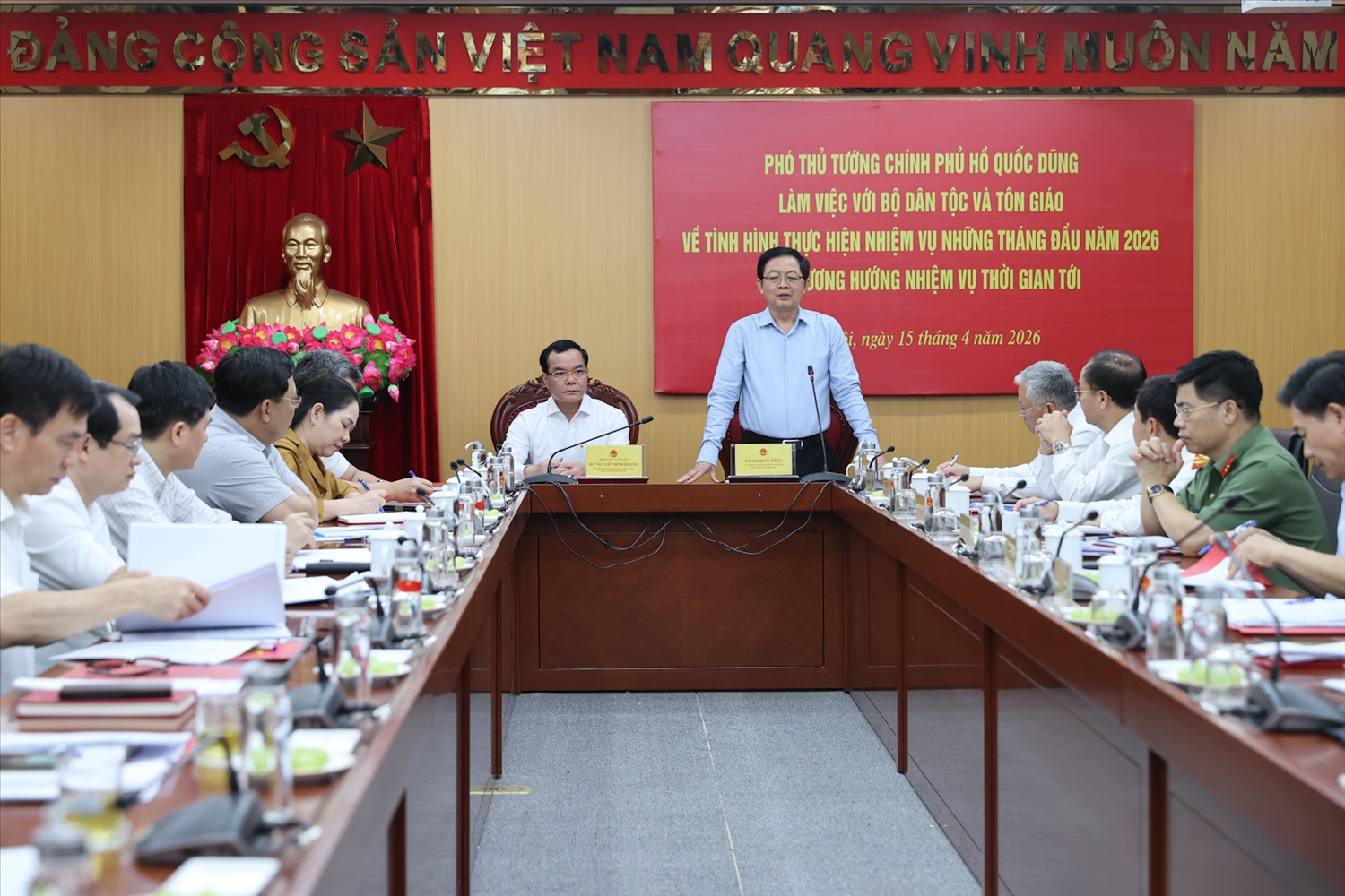 Phó Thủ tướng Hồ Quốc Dũng chủ trì buổi làm việc với Bộ Dân tộc và Tôn giáo chiều 15/4. Ảnh: Lê Anh Dũng 