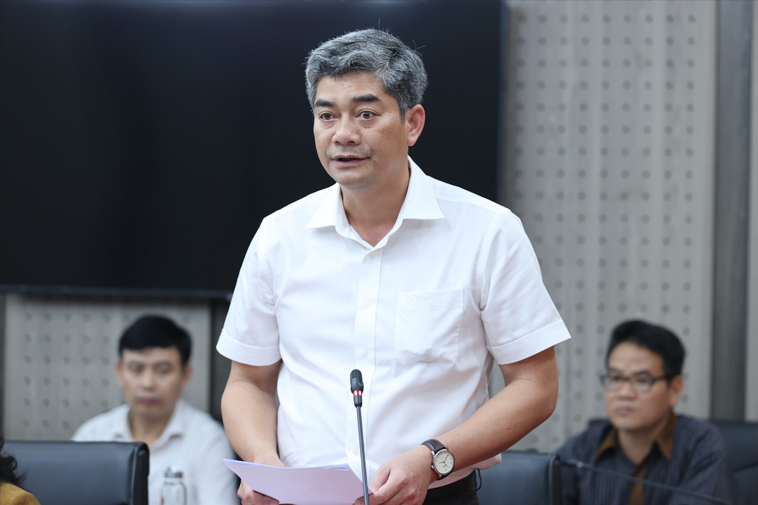 Thứ trưởng Bộ Dân tộc và Tôn giáo Y Vinh Tơr phát biểu tại buổi làm việc. 