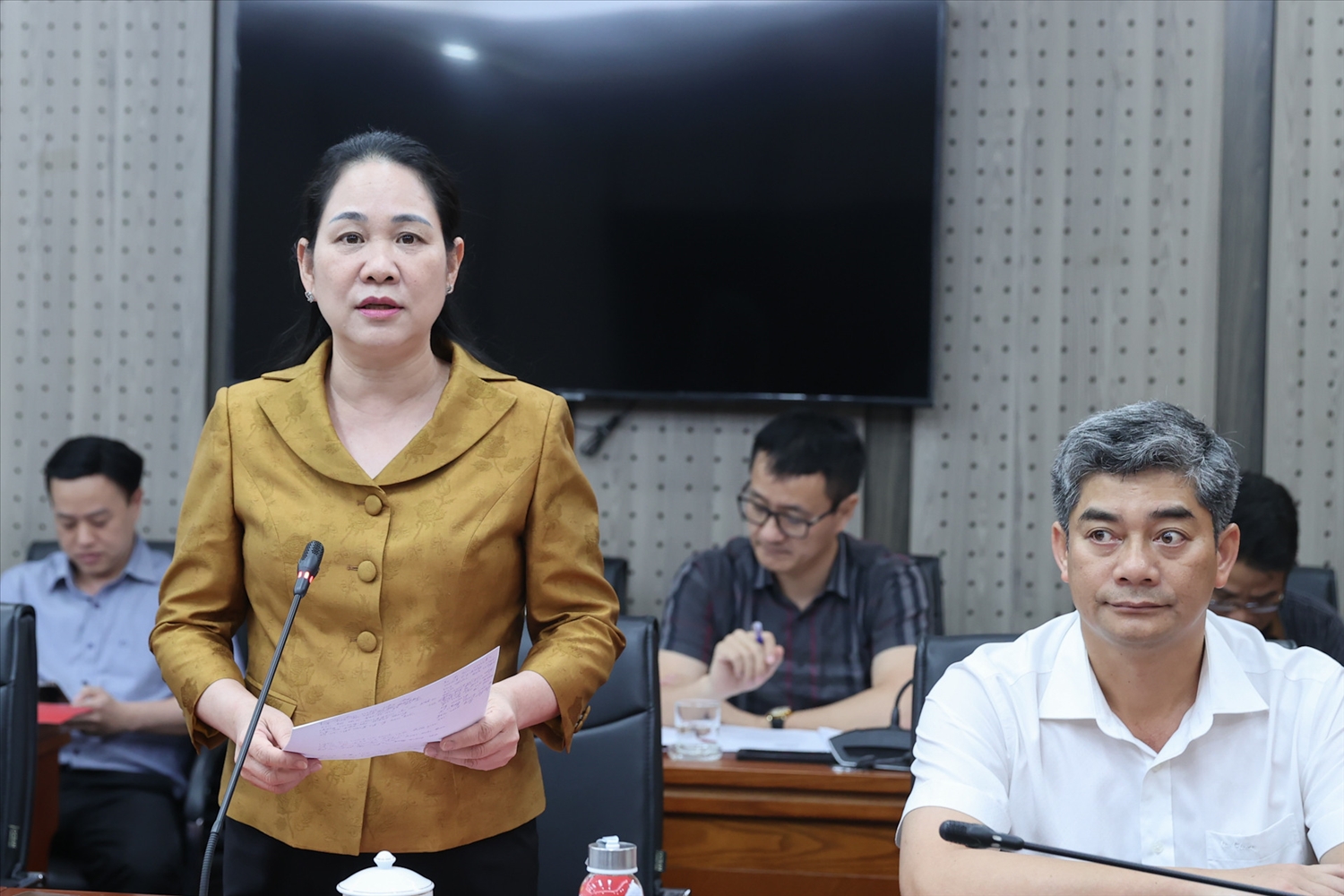 Thứ trưởng Bộ Dân tộc và Tôn giáo Nông Thị Hà phát biểu tại buổi làm việc. Ảnh: Lê Anh Dũng 