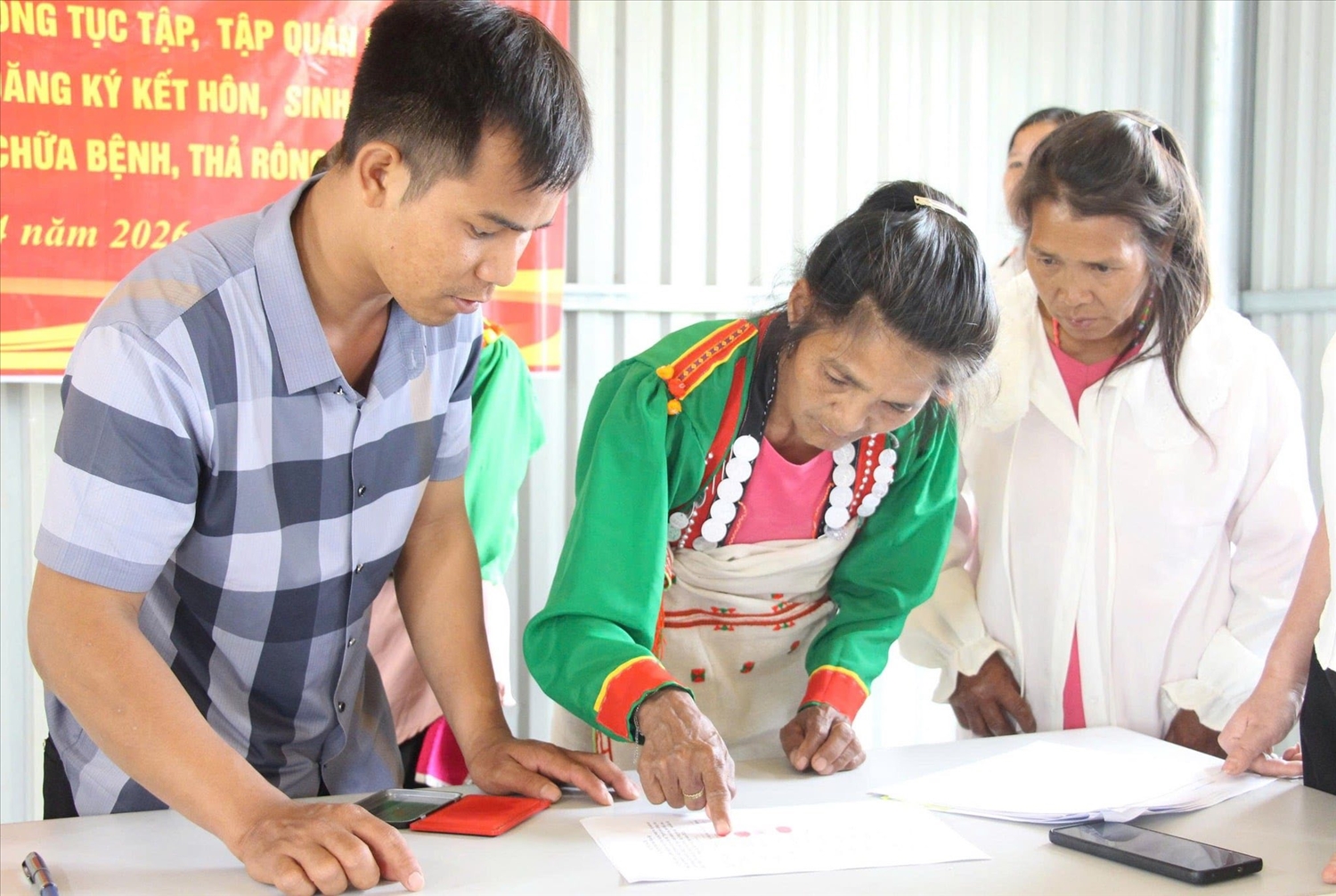 Bà con tham gia ký cam kết thực hiện nếp sống văn minh, xóa bỏ hủ tục lạc hậu. Ảnh: Báo Điện tử Lai Châu