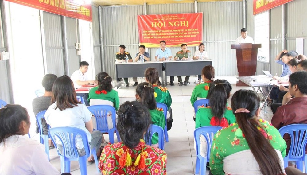 Bà con dân tộc Mảng được phổ biến tác động tiêu cực của các hủ tục, tập quán lạc hậu đối với đời sống cộng đồng. Ảnh: Báo Điển tử Lai Châu