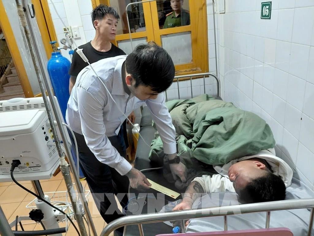 Chính quyền địa phương xã Bắc Hà (Lào Cai)thăm hỏi và động viên các nạn nhân bị thương trong vụ mưa đá ngày 16/4. Ảnh TTXVN