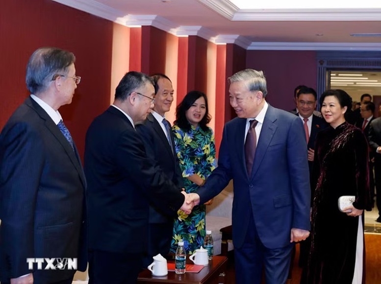 Tổng Bí thư, Chủ tịch nước Tô Lâm và Phu nhân gặp mặt thân nhân các tướng lĩnh, chuyên gia, nhân sĩ hữu nghị Việt Nam - Trung Quốc - Ảnh: TTXVN