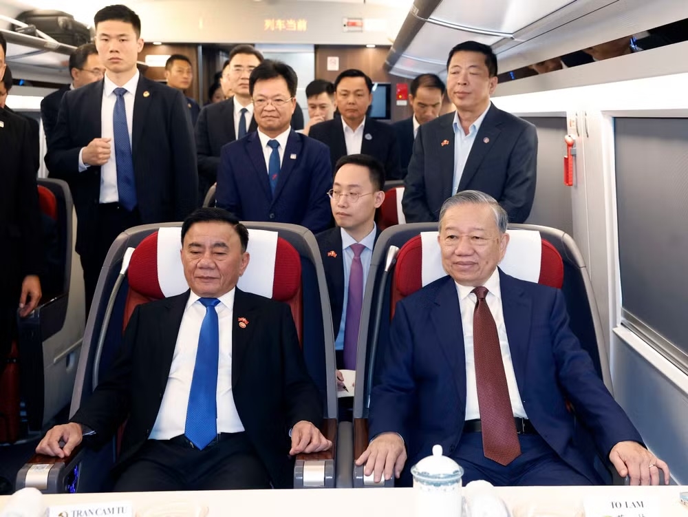 Lãnh đạo doanh nghiệp ngành đường sắt Trung Quốc tháp tùng Tổng Bí thư, Chủ tịch nước Tô Lâm trên tàu cao tốc đi thăm thành phố Nam Ninh. (Ảnh: TTXVN)