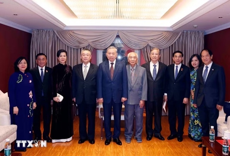 Tổng Bí thư, Chủ tịch nước Tô Lâm và Phu nhân cùng thân nhân các tướng lĩnh, chuyên gia, nhân sĩ hữu nghị Việt Nam - Trung Quốc - Ảnh: TTXVN