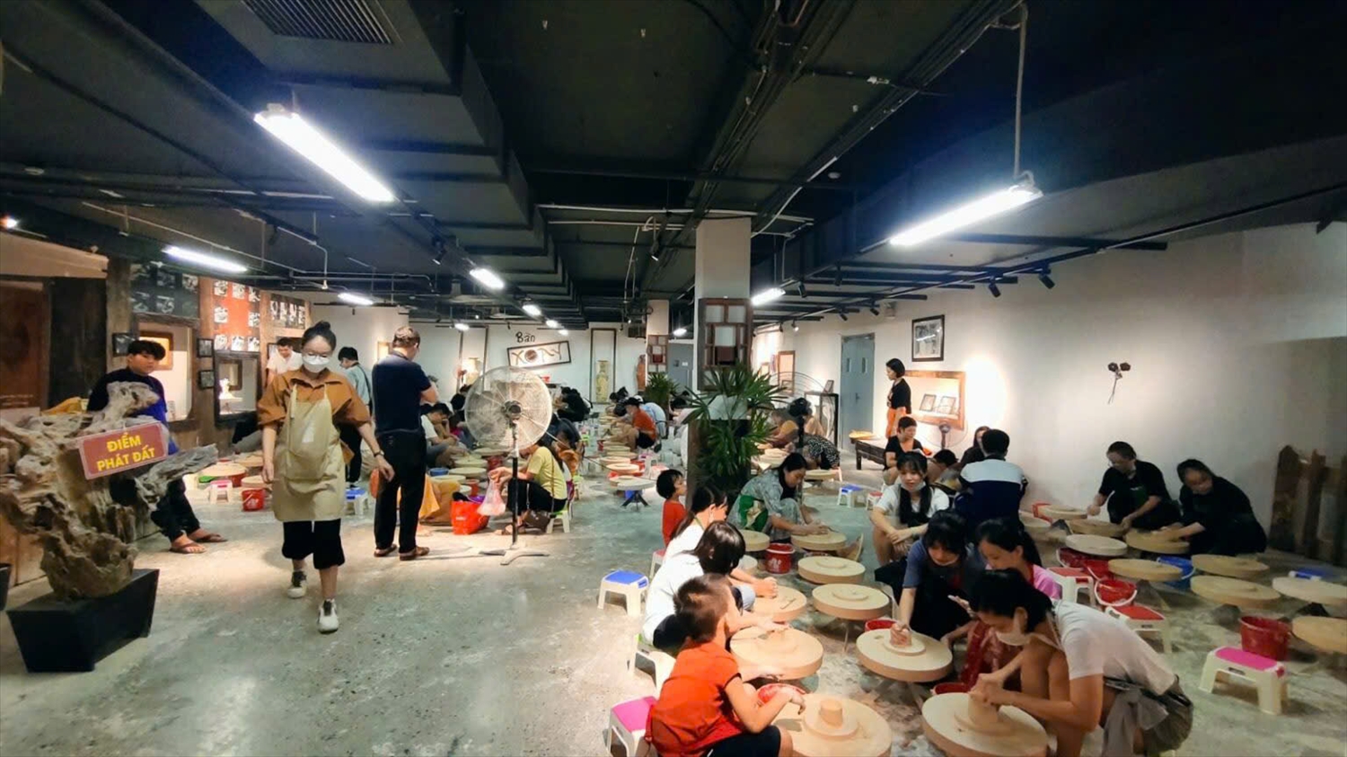 Trải nghiệm nặn gốm Bát Tràng (Ảnh St)