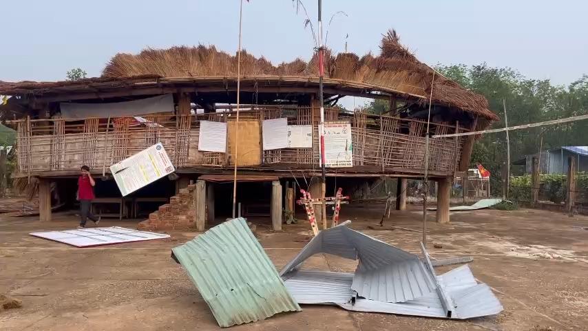 Mưa kèm theo gió lốc đã làm sập nhà rông thôn Kon Gu II, xã Ngọk Réo