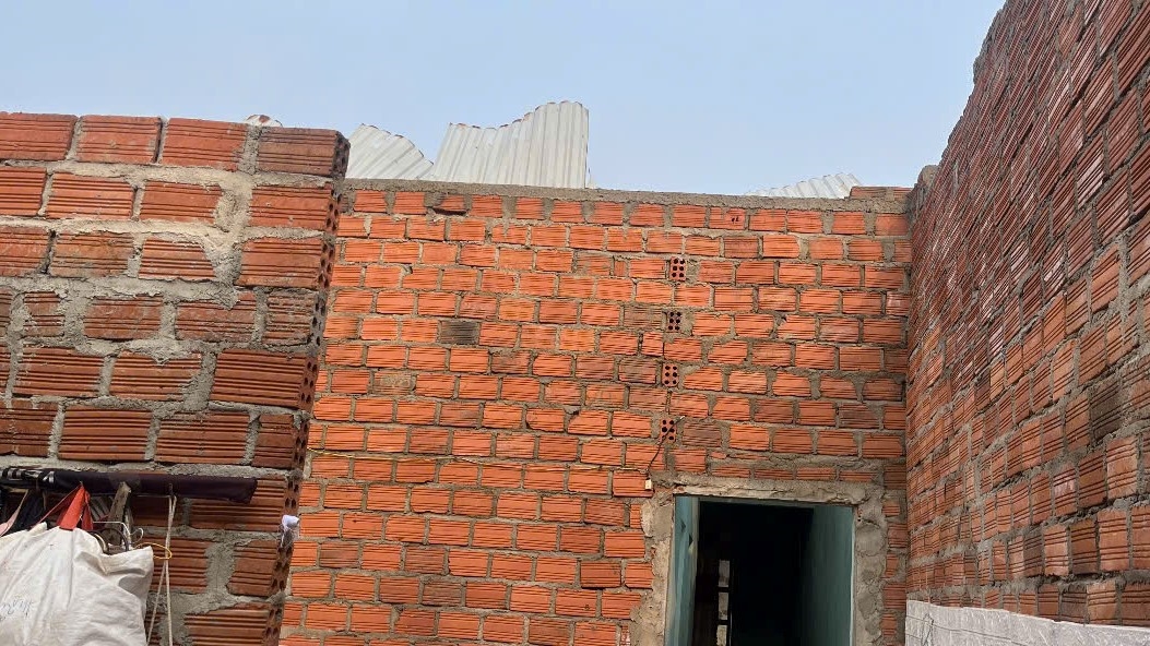 Mưa kèm theo gió lốc đã làm tốc mái căn nhà của ông A Du, thôn Kon Gu II, xã Ngọk Réo