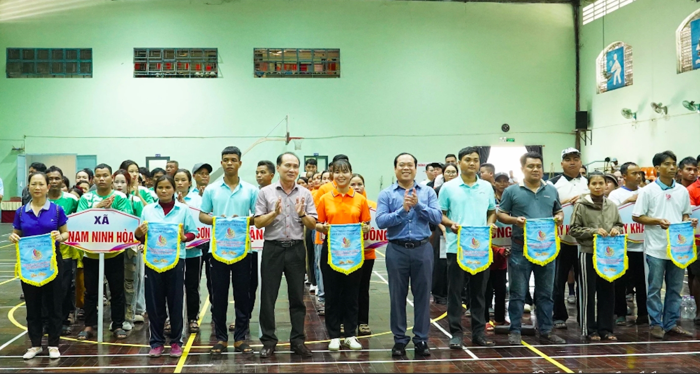 Ban tổ chức trao cờ cho các đội tham gia Hội thao