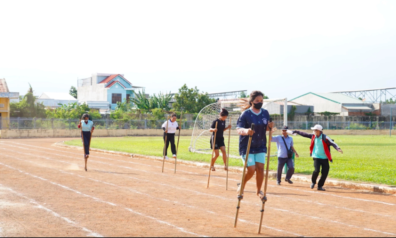 Các vận động viên tham gia thi môn đi cà kheo