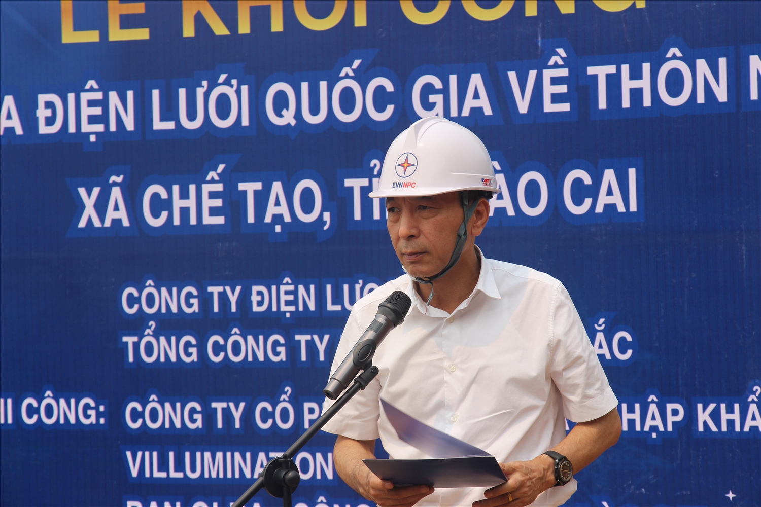 Ông Nguyễn Anh Tuấn, Giám đốc Công ty Điện lực Lào Cai phát biểu tại buổi lễ khởi công (Ảnh Trọng Bảo)