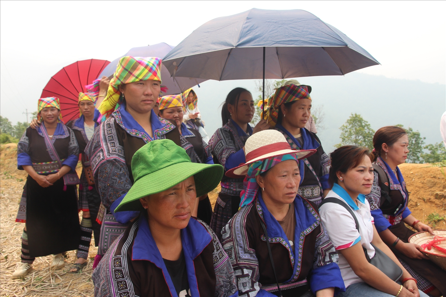 Đông đảo đồng bào tới chứng kiến buổi Lễ khởi công (Ảnh Trọng Bảo)