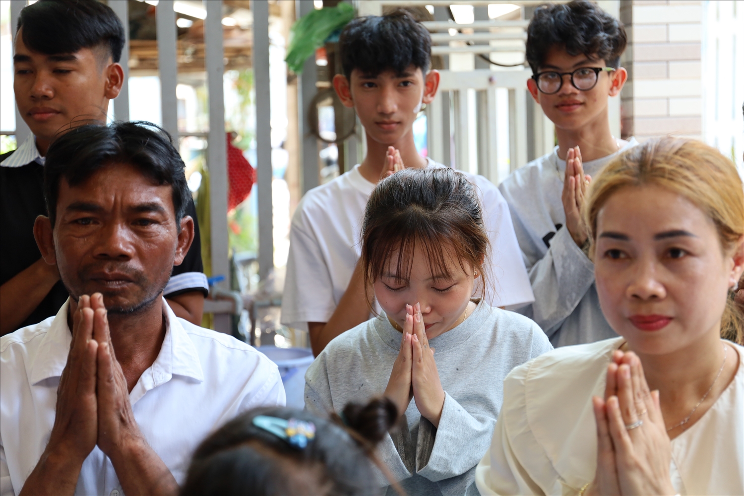 Phong tục tắm cho cha mẹ diễn ra trong ngày thứ ba của Tết cổ truyền Chôl Chnăm Thmây, được gia đình của ông Tiêng duy trì qua nhiều thế hệ. Đây là phong tục nhân văn nhất trong dịp Tết của người Khmer nhằm bày tỏ sự hiếu thuận và lòng thành kính với cha mẹ, ông bà.