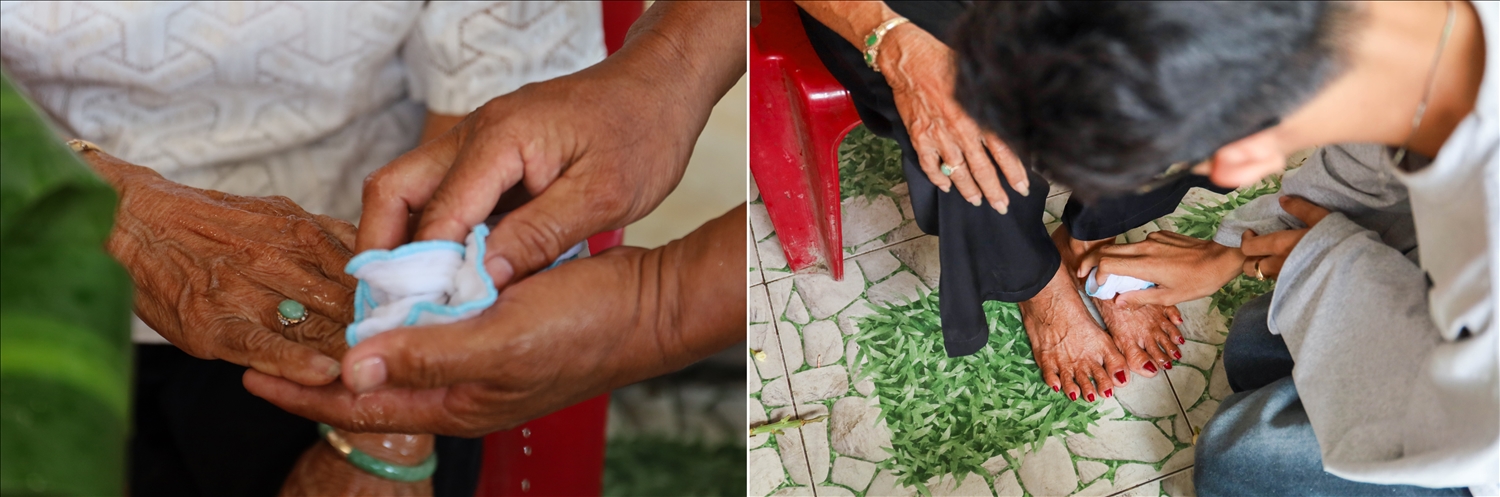 Khoảng đầu giờ chiều, gia đình ông Tiêng thực hiện nghi thức. Con, cháu lấy khăn nhúng nước thơm, lần lượt lau khuôn mặt, tay và chân của đấng sinh thành. Họ nói lời xin lỗi về những lần làm cha mẹ phật ý, buồn rầu trong năm qua và cầu mong cha mẹ mạnh khỏe, bình an trong năm mới.