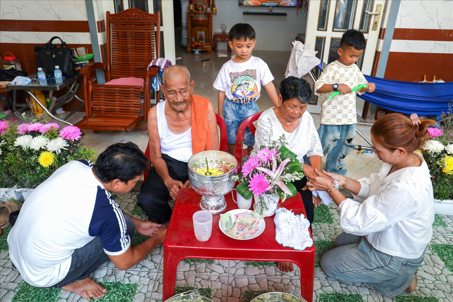 Đồng bào Khmer coi cha mẹ là Phật sống trong nhà, Bởi vậy, trong ngày cuối cùng của Tết, sau khi đến chùa để làm lễ tắm Phật, bà con sẽ về nhà chuẩn thau nước tắm, rải thêm ít cánh hoa tươi để lấy hương thơm.