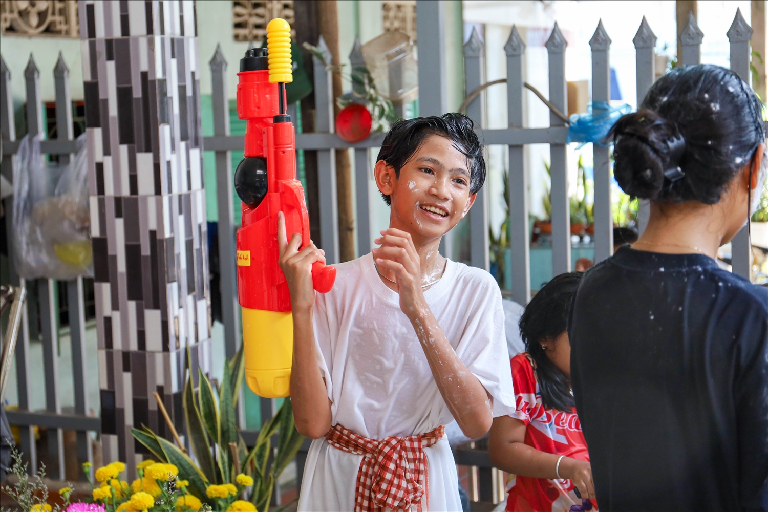 (ẢNH) Đạo hiếu tắm cho cha mẹ trong Tết Chôl Chnăm Thmây của đồng bào Khmer 8