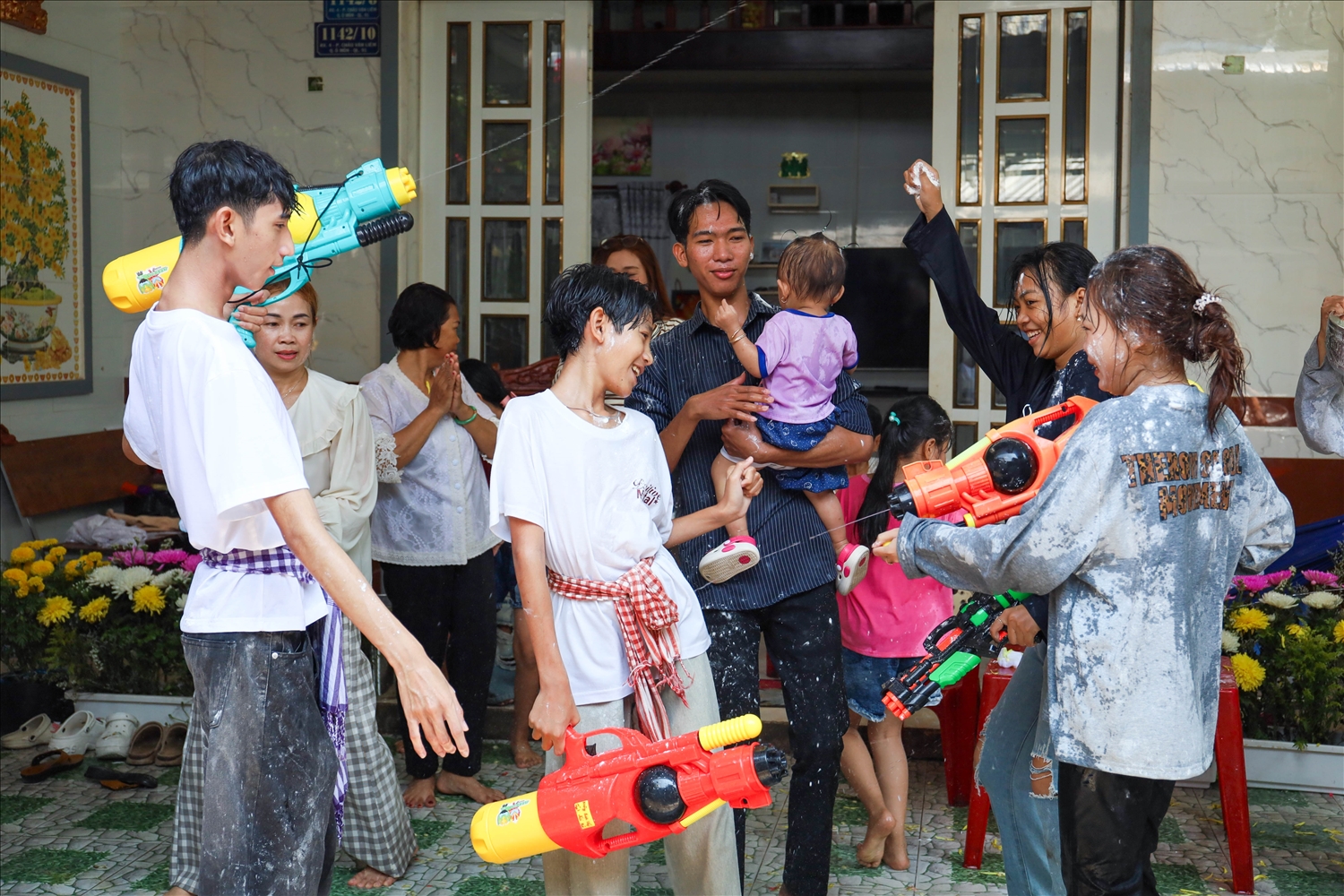 Sau lễ tắm cho đấng sinh thành là lúc cả gia đình cùng vui chơi, như một cách để nạp thêm năng lượng cho năm mới.