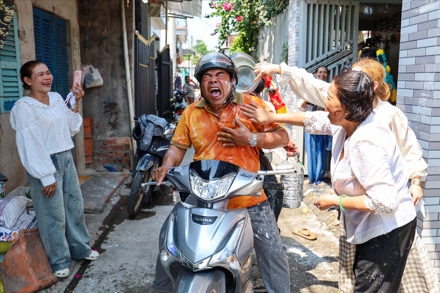 Đồng bào Khmer hiện có khoảng gần 1,3 triệu người. Được sự quan tâm của Đảng, Nhà nước, những năm gần đây, đời sống bà con ngày càng khởi sắc. Đặc biệt, bản sắc văn hóa truyền thống được giữ gìn và phát huy, trở thành sợi dây gắn kết cộng đồng.