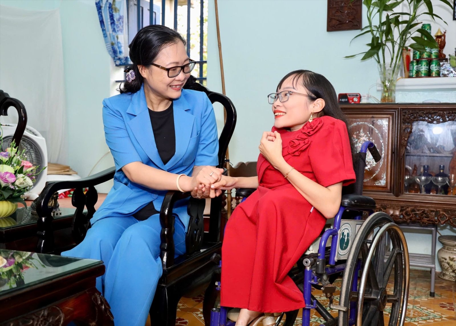 Thứ trưởng Nguyễn Thị Quyên Thanh trò chuyện, chia sẻ cùng cô Nguyễn Thị Ngọc Tâm, ghi nhận nghị lực vượt khó và những đóng góp bền bỉ cho giáo dục cộng đồng