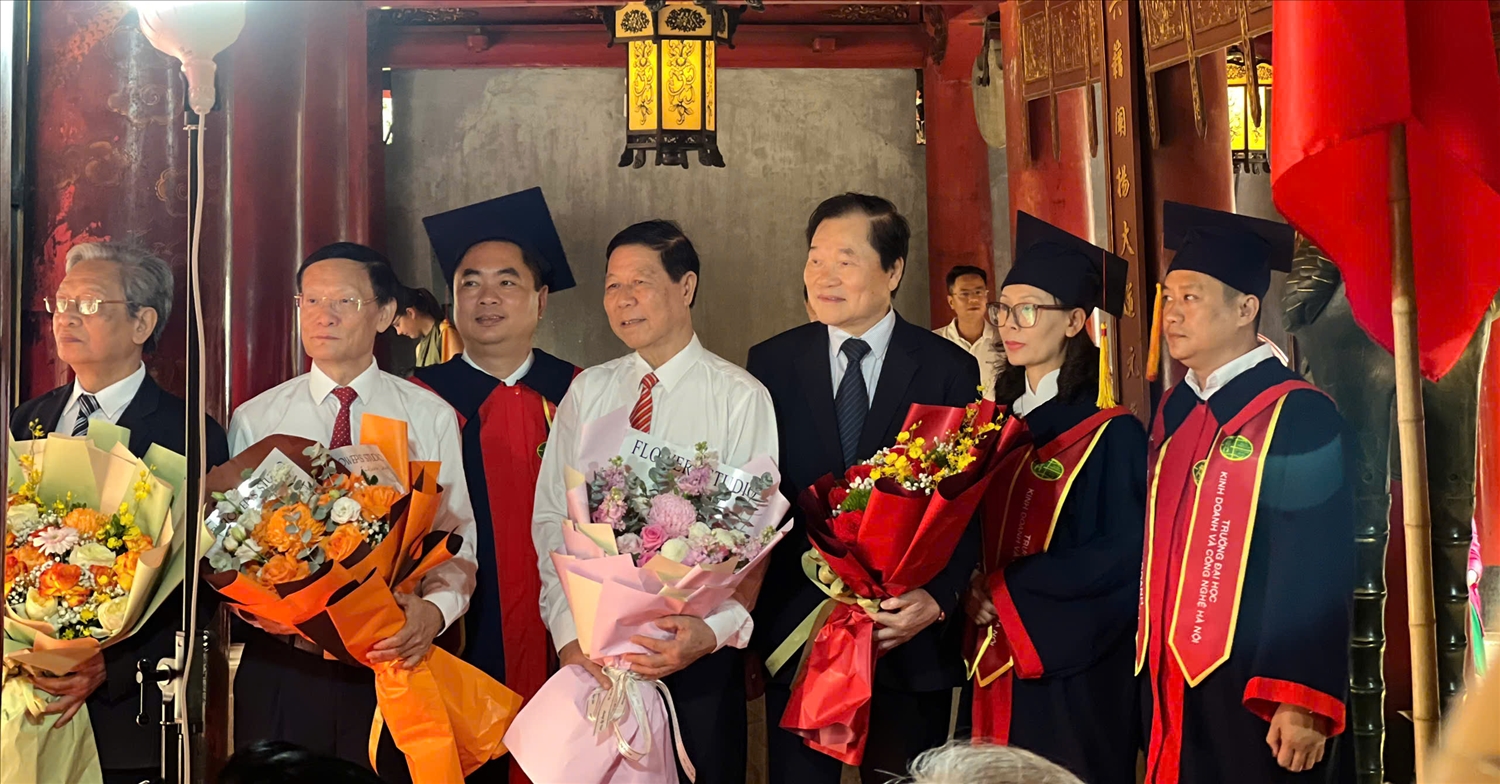Các tân tiến sỹ tặng hoa tri ân các thầy cô