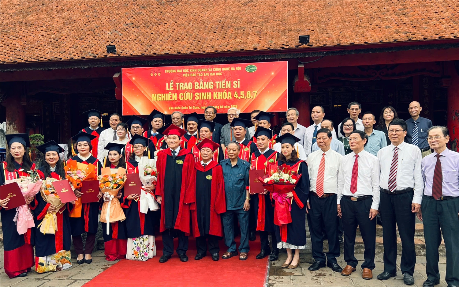 16 tân tiến sỹ chụp ảnh lưu niệm cùng nhà trường tại Văn miếu- Quốc Tử Giám