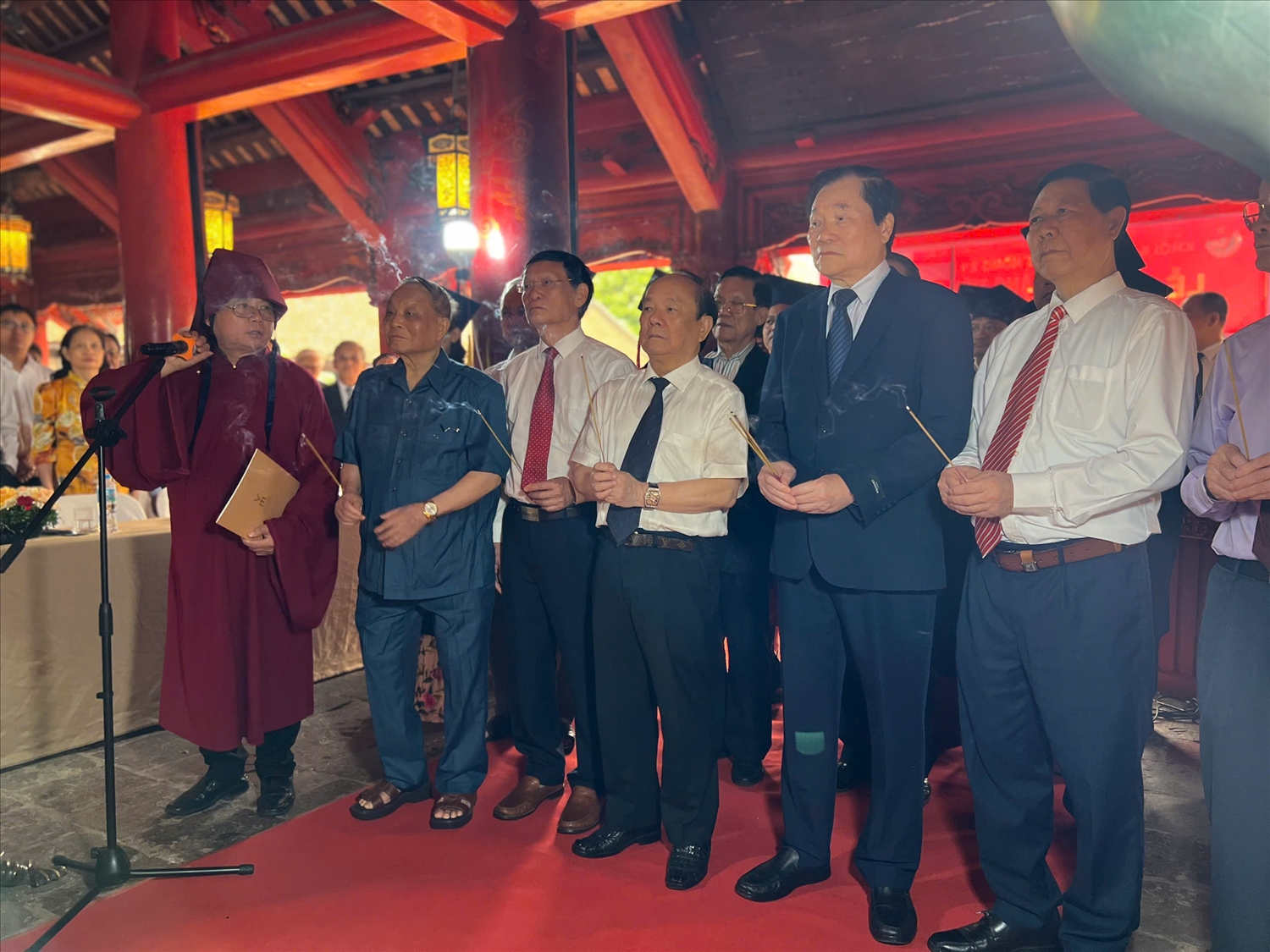 Đại diện nhà trường dâng hương tại Văn Miếu - Quốc Tử Giám