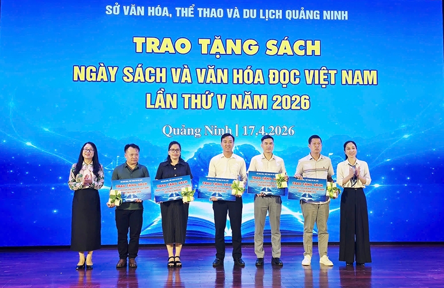 Ban Tổ chức trao tặng sách cho 05 thư viện trường học trên địa bàn tỉnh