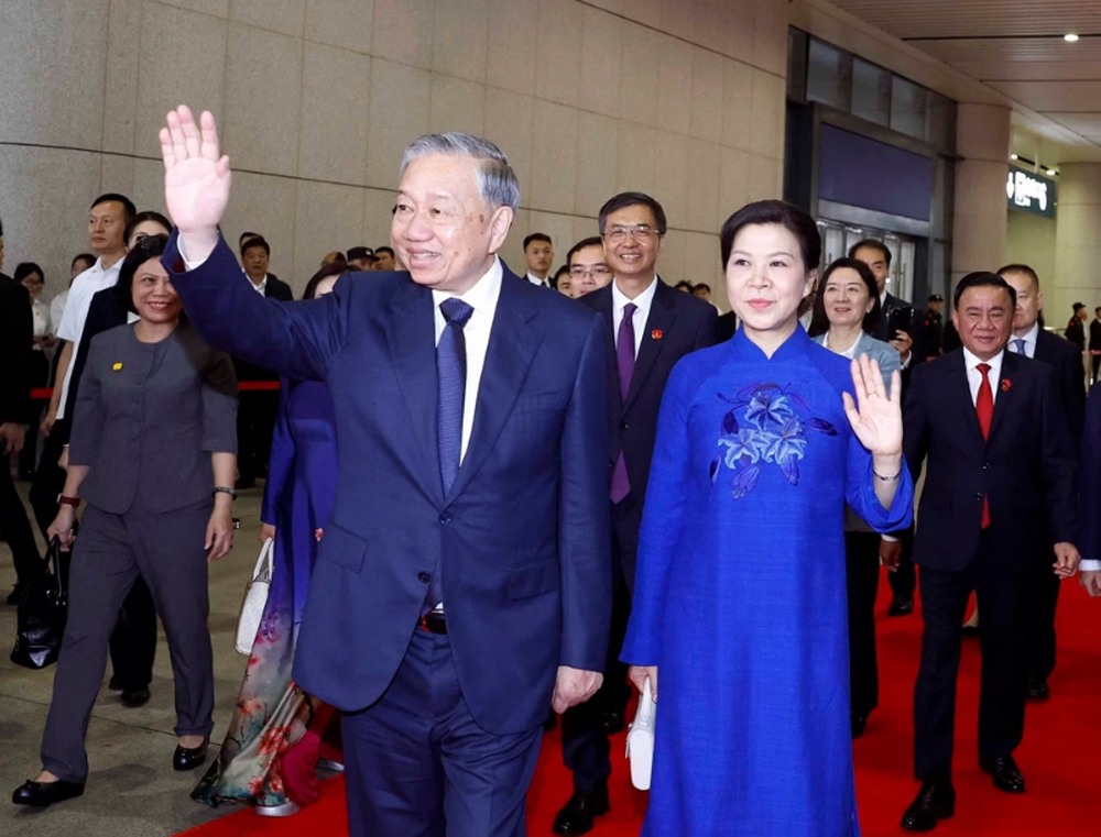 Tổng Bí thư, Chủ tịch nước Tô Lâm cùng Phu nhân tại ga Nam Ninh Đông, thành phố Nam Ninh (Trung Quốc). (Ảnh: THỐNG NHẤT/TTXVN)