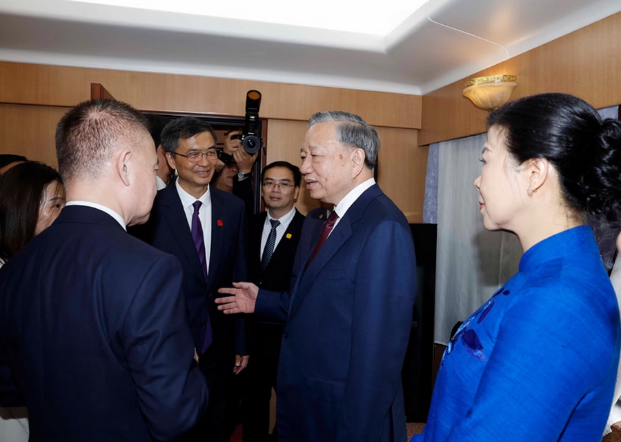 Các đại biểu Trung Quốc tiễn Tổng Bí thư, Chủ tịch nước Tô Lâm cùng Phu nhân tại ga Bằng Tường, Trung Quốc. (Ảnh: THỐNG NHẤT/TTXVN)