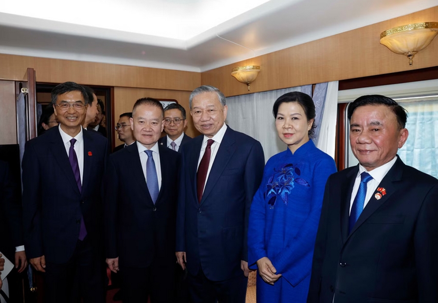 Các đồng chí lãnh đạo Trung Quốc tiễn Tổng Bí thư, Chủ tịch nước Tô Lâm cùng Phu nhân tại ga Bằng Tường, Trung Quốc. (Ảnh: THỐNG NHẤT/TTXVN)