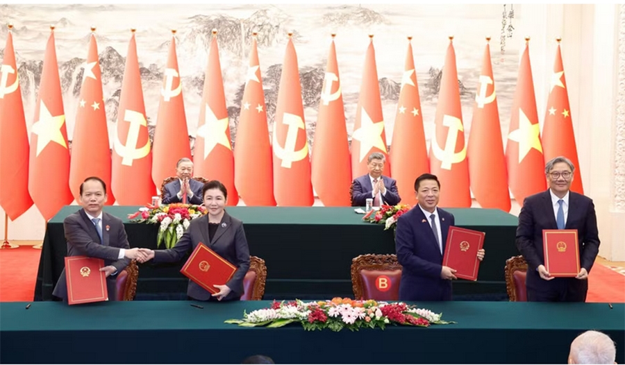 Lễ ký Bản ghi nhớ hợp tác giữa Bộ Tư pháp Việt Nam và Bộ Tư pháp Trung Quốc về tăng cường hợp tác trong lĩnh vực giải quyết tranh chấp dân sự, thương mại của cư dân biên giới và ký Giấy chứng nhận bàn giao hồ sơ kết quả dự án viện trợ Việt Nam lập báo cáo nghiên cứu khả thi tuyến đường sắt Lào Cai – Hà Nội - Hải Phòng giữa Bộ Xây dựng Việt Nam và Bộ Thương mại Trung Quốc. Ảnh: TTXVN