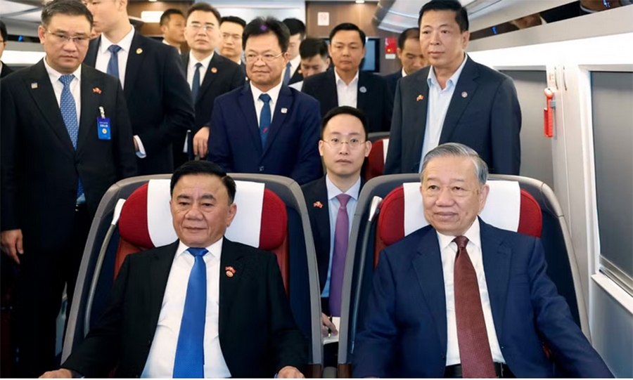 Lãnh đạo doanh nghiệp ngành đường sắt Trung Quốc tháp tùng Tổng Bí thư, Chủ tịch nước Tô Lâm trên tàu cao tốc đi thăm thành phố Nam Ninh. Ảnh: TTXVN