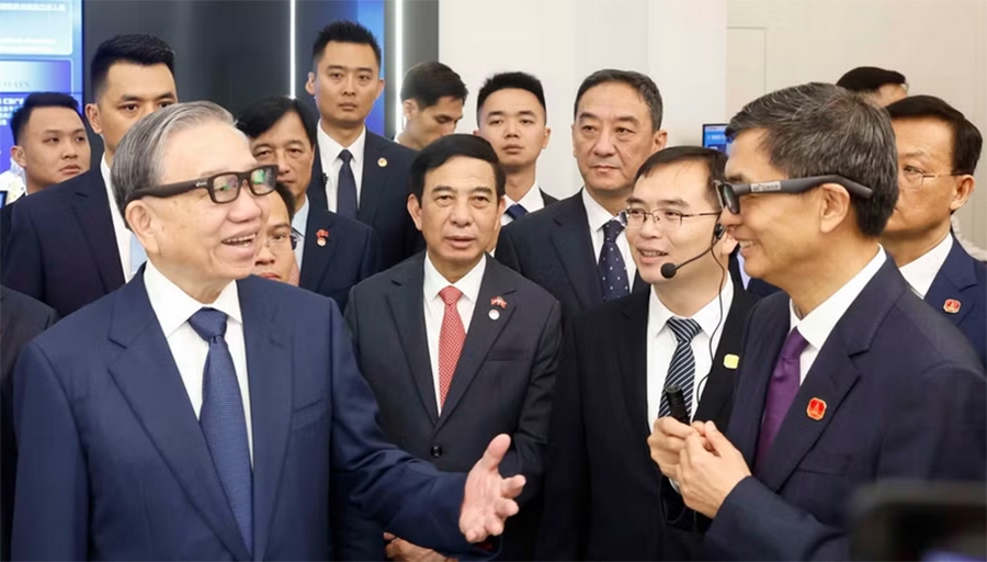 Tổng Bí thư, Chủ tịch nước Tô Lâm và các đại biểu tại Trung tâm hợp tác ứng dụng AI Trung Quốc - ASEAN. Ảnh: Thống Nhất - TTXVN