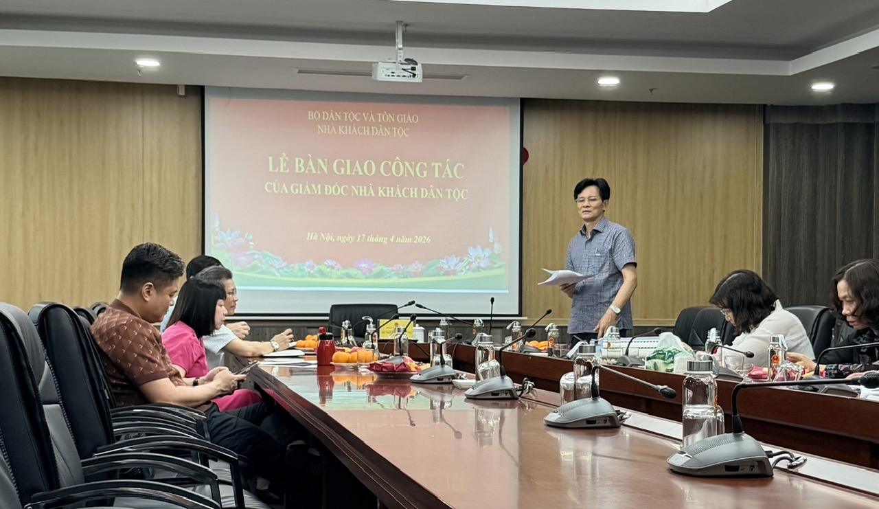 Ông Bùi Thiện Lạc phát biểu tại Lễ bàn giao.