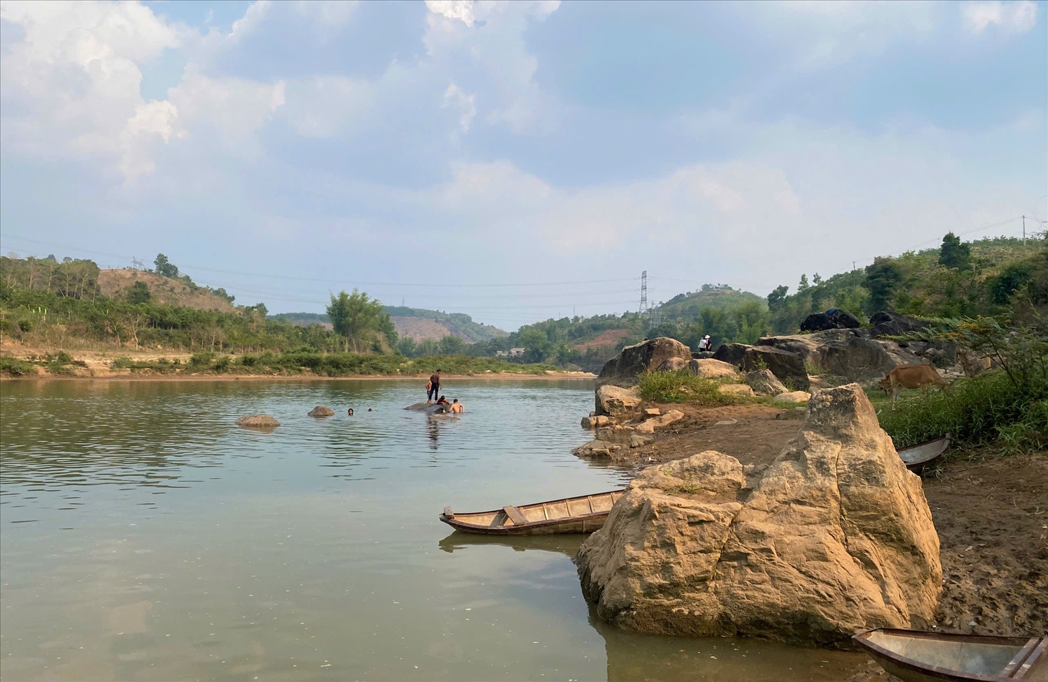 Nhiều thanh thiếu niên tụ tập tại khu vực bãi đá cạnh bến sông làng Kon Jơ Dri, xã Đăk Rơ Wa để tắm sông, tiềm ẩn nhiều nguy cơ tai nạn đuối nước. (Ảnh: Ngọc Chí)